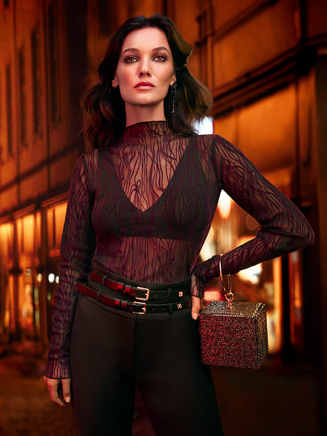 Pınar Deniz turuncu business suit